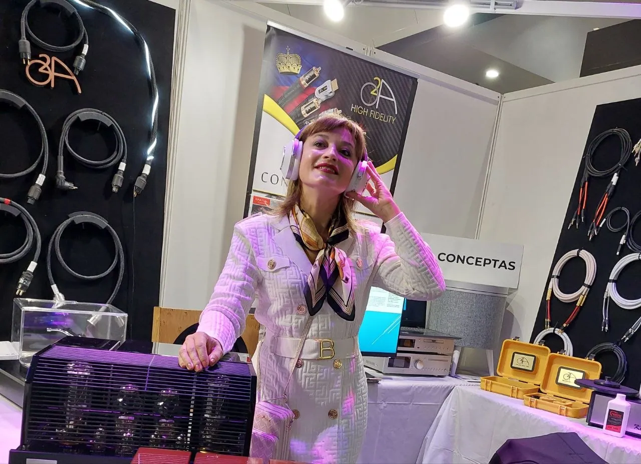 Anna Robathin a l ecoute du casque T+A Solitaire au PAVS 2024
