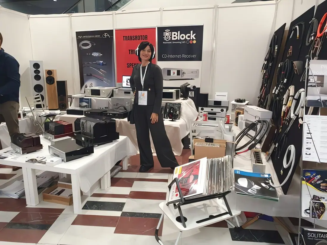 Anna Robathin, gérante de ConceptAs, sur le stand au PAVS 2025