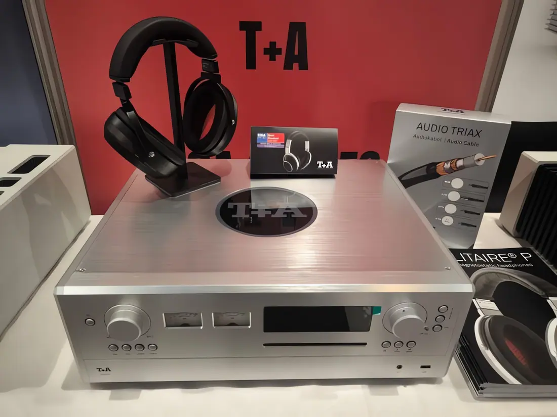 T+A Music Receiver avec casque Solitaire et prix EISA au PAVS 2025