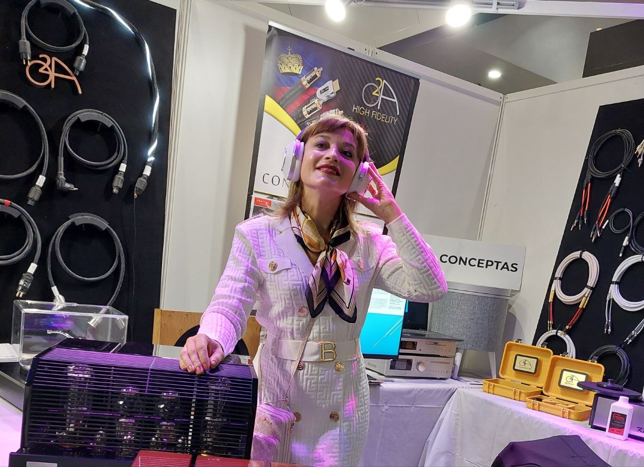 Anna Robathin a l ecoute du casque T+A Solitaire au PAVS 2024