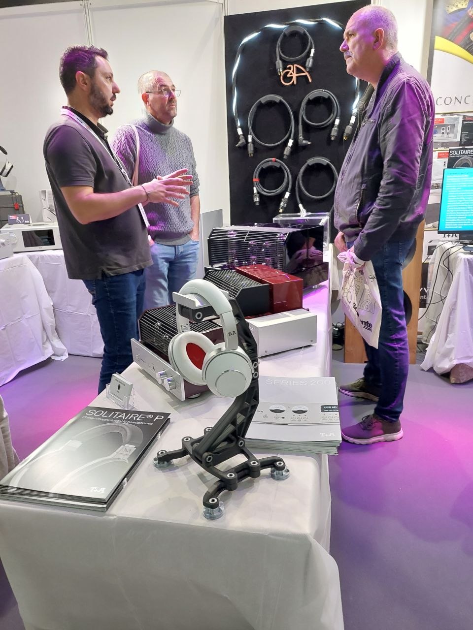 Echanges avec les visiteurs autour du casque T+A Solitaire P au PAVS 2024